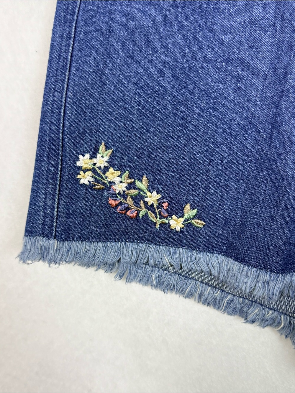Vintage Floral Embroidered Denim Shorts Frayed Hem High Rise Cottagecore 12 - Picture 4 of 11